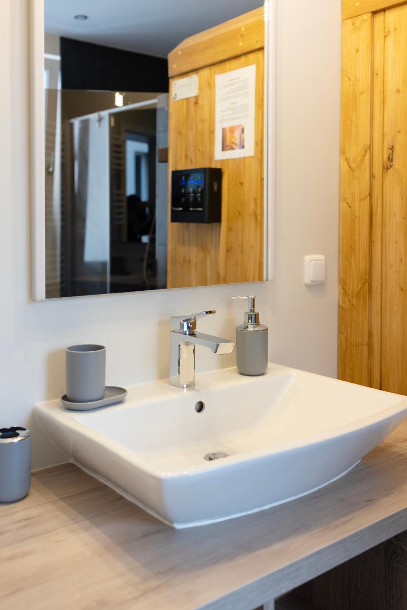 Huge Apartment With Sauna And Free Parking Ντούισμπουργκ Εξωτερικό φωτογραφία